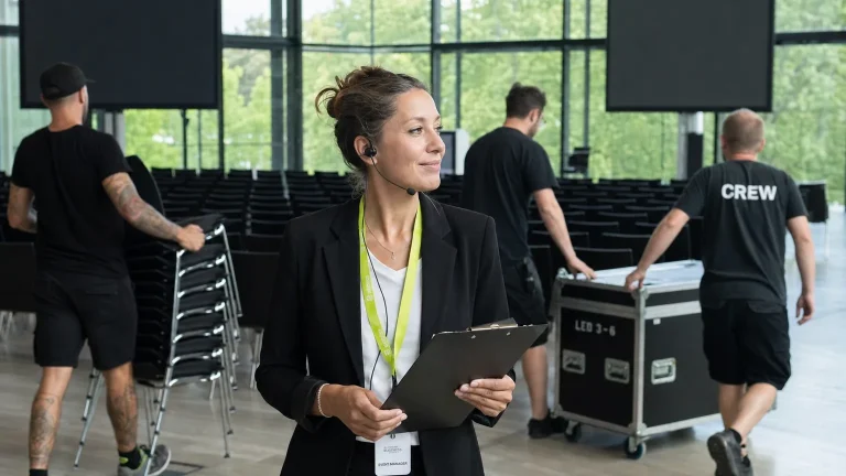 Event Manager:innen koordinieren am Veranstaltungstag Crew, Technik und Ablauf, der Moment, in