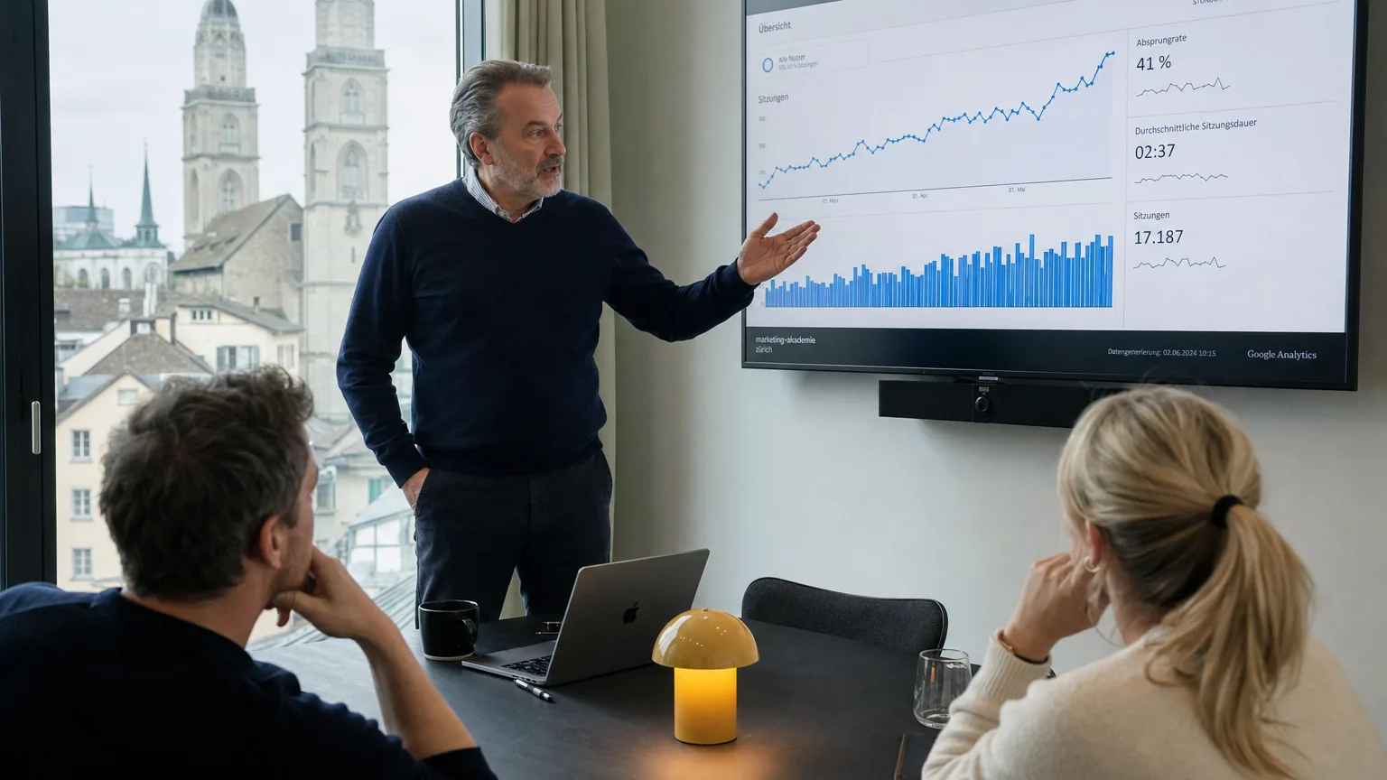 Senior Marketing Manager präsentiert Datenvisualisierung im Boardroom