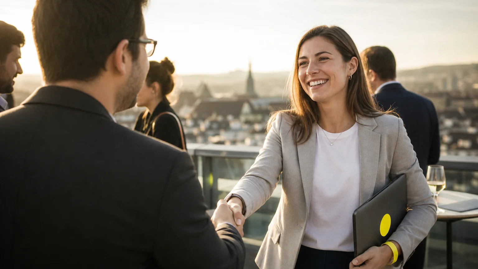 Swiss Marketing Academy - Networking-Tipps: Wie Du wertvolle berufliche Kontakte knüpfst und pflegst