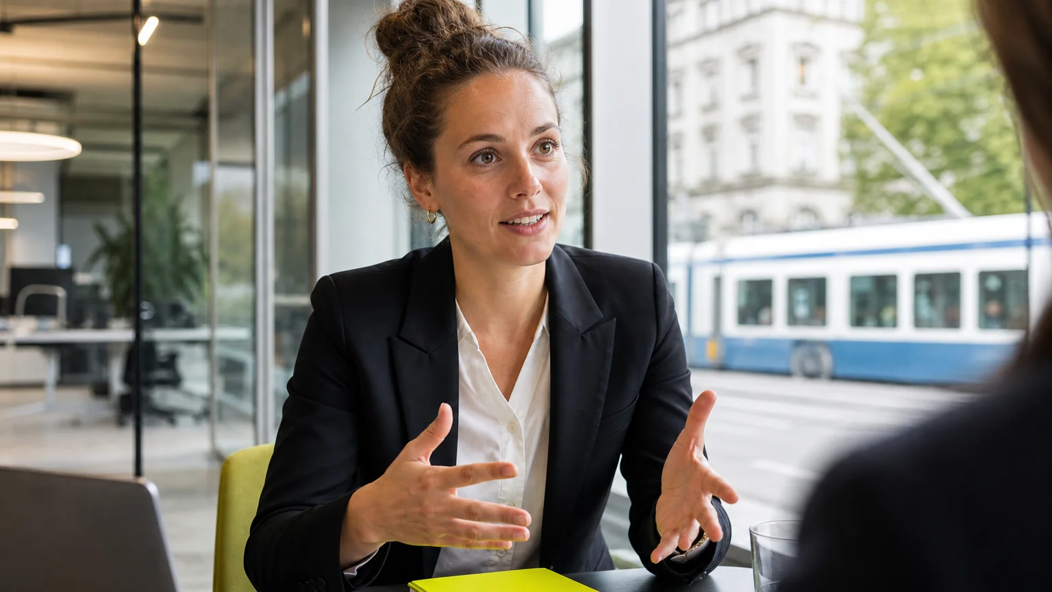 Marketing-Verantwortliche im Schweizer Co-Working-Space im Beratungsgespräch