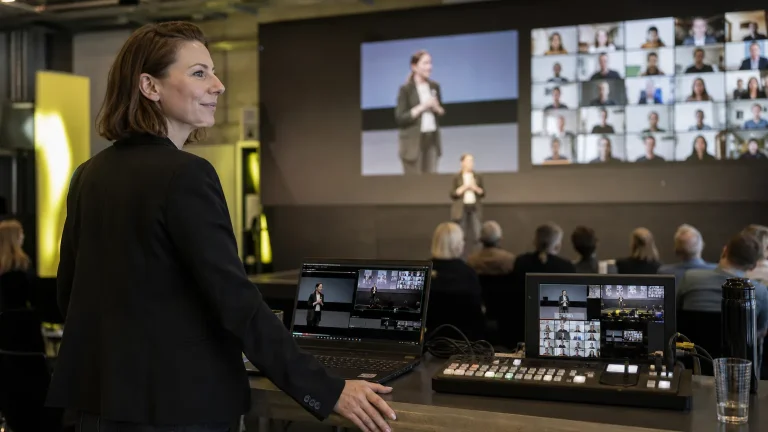 Hybride Events steuerst Du wie eine Live-Produktion: Saal und Remote-Publikum gleichwertig im